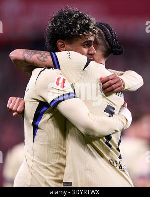 Lamine Yamal vom FC Barcelona feiert mit seinem Teamkollegen Raphael Dias Belloli „Raphinha“ vom FC Barcelona, nachdem er während des Jahres das erste Tor des Teams erzielt hat Stockfoto