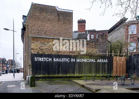 Stretch Balletic in Municipal Areas, von Robert Montgomery als Teil von Stoke Works in Hanley, Stoke on Trent, Staffordshire, Großbritannien Stockfoto