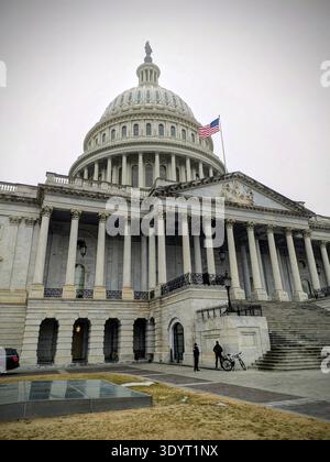 Nahaufnahme des Kapitolgebäudes mit seiner architektonischen Pracht und der amerikanischen Flagge, Washington, D.C., USA Stockfoto