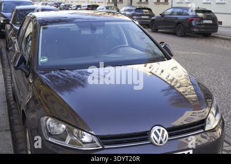Schwarzer VW-Wagen, der auf einer Straße in einem Stadtgebiet geparkt ist Stockfoto