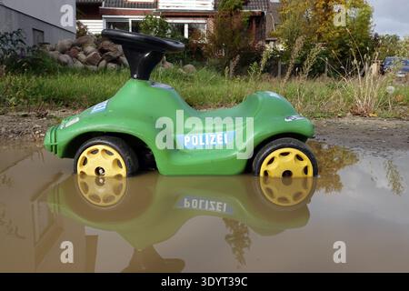 Das Polizeiauto liegt in einer Pfütze Stockfoto