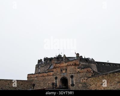 Edinburgh, Schottland, Vereinigtes Königreich - 15. Februar 2026: Die historische Steinfestung von Edinburgh Castle dominiert die Skyline unter einem bewölkten Himmel mit sichtbarem Eingang Stockfoto