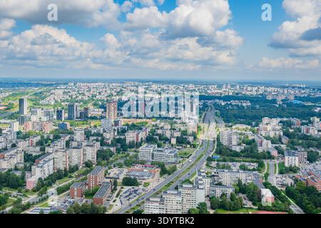 Panoramablick auf moderne Wohnviertel und Autobahnen in Vilnius, Litauen, unter einem dramatisch bewölkten Himmel. Stockfoto