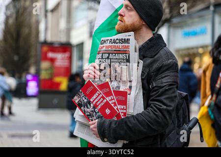 Demonstranten nehmen an einem Internationalen frauentag teil, der durch das Stadtzentrum von Birmingham geführt wird, um die Gleichstellung der Geschlechter zu fördern.... Stockfoto