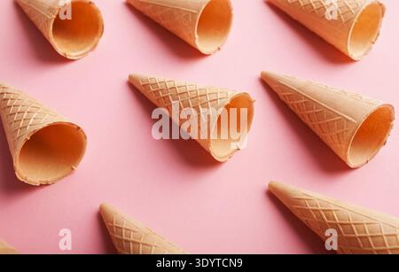 Waffel-Eiskegel auf rosafarbener Oberfläche Stockfoto