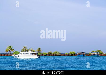 Boote Vertäuten Türkisfarbene Sea Palm Breakwater Stockfoto