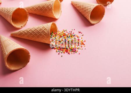Waffeln und Streuseln auf rosa Oberfläche Stockfoto