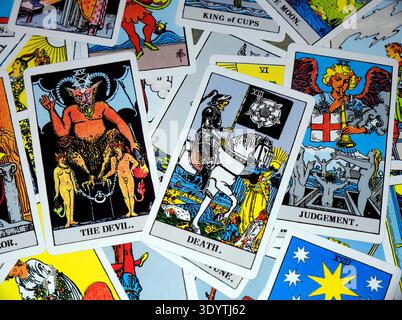 Foto der Tarotkarten verteilt mit der Todeskarte, der Urteilskarte und der Teufelskarte hervorgehoben. Studio eingerichtet Stockfoto