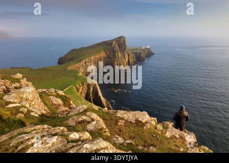 Blick auf den Neist Point Leuchtturm auf den grünen Klippen der Isle of Skye Stockfoto