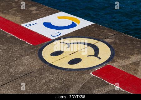 Smiley Emoji gemalt am Hafen in Road Town, Tortola, British Virgin Islands, Karibik im Dezember - Konzept glücklich, Urlaub in der Karibik zu sein Stockfoto