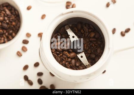 Kleine elektrische Kaffeemühle mit gerösteten Bohnen Stockfoto