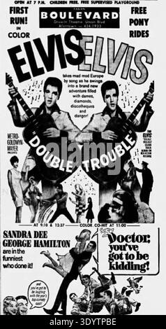 Eine Vintage-Werbung in Schwarz-weiß-Zeitungen aus den 1960er Jahren wirbt für den Film „Elvis Presley Double Trouble“ und Co-Feature „Doctor, You't to be Witz!“ Spielen im Boulevard Drive-in Theatre. Stockfoto