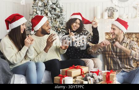Eine Gruppe von Freunden feiert Weihnachten zu Hause Stockfoto