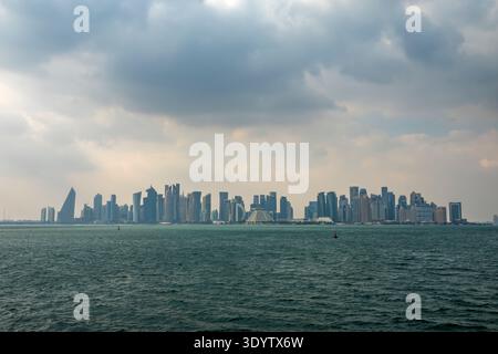 Doha Skyline mit stürmischem Himmel aus dem Stadtteil Mina, Doha, Katar Stockfoto