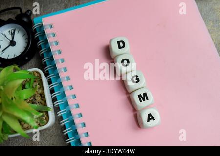 Das Konzept des Textdogmas auf Holzblöcken. Stockfoto