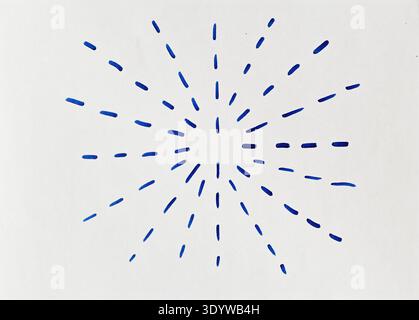 Blaue Linien, die in einem radialen Muster angeordnet sind. Die Linien variieren in Länge und Abstand, wodurch eine visuelle Textur entsteht. Der Hintergrund ist schlicht weiß und leer. Stockfoto
