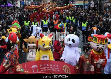 Shaftesbury Avenue, London, Großbritannien. Februar 2026. Die Chinesische Neujahrsparade führt ihren Weg entlang der Shaftesbury Avenue und wird von Hunderten von Zuschauern beobachtet Stockfoto