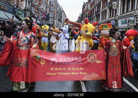 Shaftesbury Avenue, London, Großbritannien. Februar 2026. Die Chinesische Neujahrsparade führt ihren Weg entlang der Shaftesbury Avenue und wird von Hunderten von Zuschauern beobachtet Stockfoto