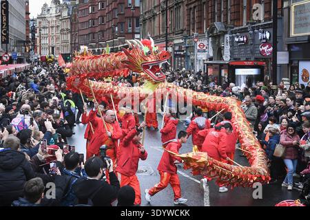 Shaftesbury Avenue, London, Großbritannien. Februar 2026. Die Chinesische Neujahrsparade führt ihren Weg entlang der Shaftesbury Avenue und wird von Hunderten von Zuschauern beobachtet Stockfoto