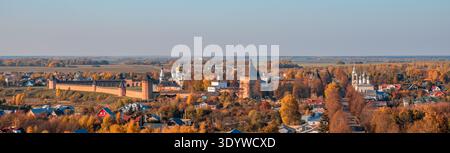 Herbstblick auf die Stadt Suzdal vom Glockenturm Stockfoto