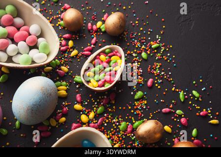 Leckere Schokolade Ostereier auf dunklem Hintergrund Stockfoto