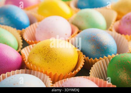 Bunte ostereier in Papierformen für Cupcakes Stockfoto