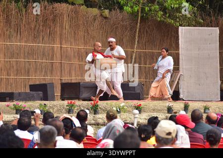 Nagaon, Indien. März 2026. Am 8. März 2026 genießen die Menschen ein Open-Air-Drama im Distrikt Nagaon, Assam, Indien. während des Rodghai Bebejia Theatre Festivals. (Foto: Anuwar Hazarika/NurPhoto)0 Credit: NurPhoto SRL/Alamy Live News Stockfoto