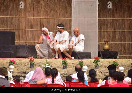 Nagaon, Indien. März 2026. Am 8. März 2026 genießen die Menschen ein Open-Air-Drama im Distrikt Nagaon, Assam, Indien. während des Rodghai Bebejia Theatre Festivals. (Foto: Anuwar Hazarika/NurPhoto) Credit: NurPhoto SRL/Alamy Live News Stockfoto
