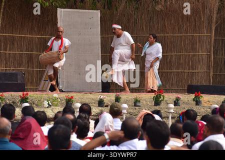Nagaon, Indien. März 2026. Am 8. März 2026 genießen die Menschen ein Open-Air-Drama im Distrikt Nagaon, Assam, Indien. während des Rodghai Bebejia Theatre Festivals. (Foto: Anuwar Hazarika/NurPhoto)0 Credit: NurPhoto SRL/Alamy Live News Stockfoto