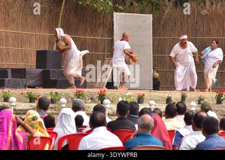 Nagaon, Indien. März 2026. Am 8. März 2026 genießen die Menschen ein Open-Air-Drama im Distrikt Nagaon, Assam, Indien. während des Rodghai Bebejia Theatre Festivals. (Foto: Anuwar Hazarika/NurPhoto)0 Credit: NurPhoto SRL/Alamy Live News Stockfoto