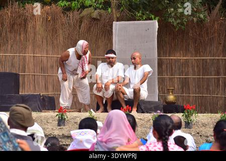 Nagaon, Indien. März 2026. Am 8. März 2026 genießen die Menschen ein Open-Air-Drama im Distrikt Nagaon, Assam, Indien. während des Rodghai Bebejia Theatre Festivals. (Foto: Anuwar Hazarika/NurPhoto) Credit: NurPhoto SRL/Alamy Live News Stockfoto
