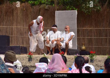 Nagaon, Indien. März 2026. Am 8. März 2026 genießen die Menschen ein Open-Air-Drama im Distrikt Nagaon, Assam, Indien. während des Rodghai Bebejia Theatre Festivals. (Foto: Anuwar Hazarika/NurPhoto)0 Credit: NurPhoto SRL/Alamy Live News Stockfoto