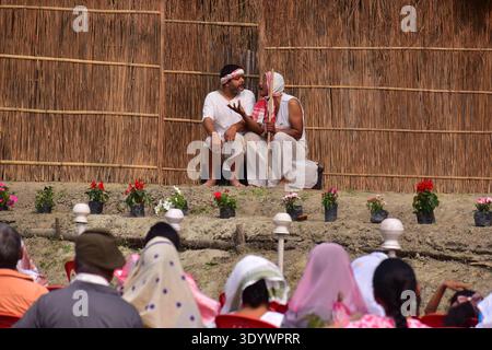 Nagaon, Indien. März 2026. Am 8. März 2026 genießen die Menschen ein Open-Air-Drama im Distrikt Nagaon, Assam, Indien. während des Rodghai Bebejia Theatre Festivals. (Foto: Anuwar Hazarika/NurPhoto) Credit: NurPhoto SRL/Alamy Live News Stockfoto