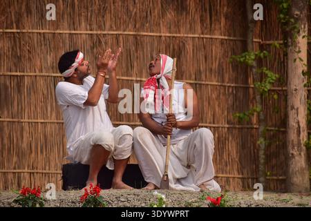 Nagaon, Indien. März 2026. Am 8. März 2026 genießen die Menschen ein Open-Air-Drama im Distrikt Nagaon, Assam, Indien. während des Rodghai Bebejia Theatre Festivals. (Foto: Anuwar Hazarika/NurPhoto)0 Credit: NurPhoto SRL/Alamy Live News Stockfoto