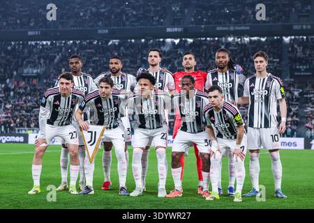 Die Spieler des Juventus FC stehen 2025/26 im Allianz Stadion in Turin beim Fußballspiel der Serie A zwischen Juventus FC und Pisa SC 1909 an Stockfoto