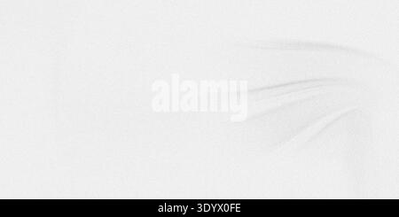 Eine Nahaufnahme des glatten weißen Stoffes mit einer dezenten Textur, sanft gefaltet und gefaltet, um seine Weichheit und Reinheit auf einem reinweißen B zu demonstrieren Stockfoto