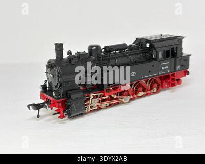 Modell der deutschen Dampflokomotive mit detaillierten Nachbildungen, einschließlich Wassertanks, Kessel, Fahrerhaus, Schornstein und Rädern in Display-Einstellung in Keim Stockfoto