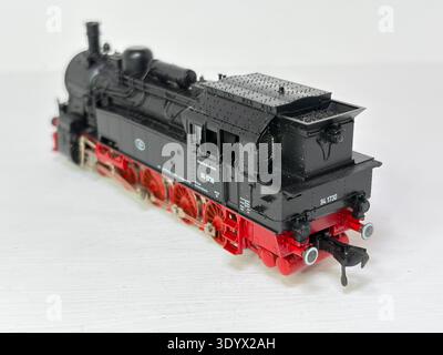 Modell der deutschen Dampflokomotive mit detaillierten Nachbildungen, einschließlich Wassertanks, Kessel, Fahrerhaus, Schornstein und Rädern in Display-Einstellung in Keim Stockfoto