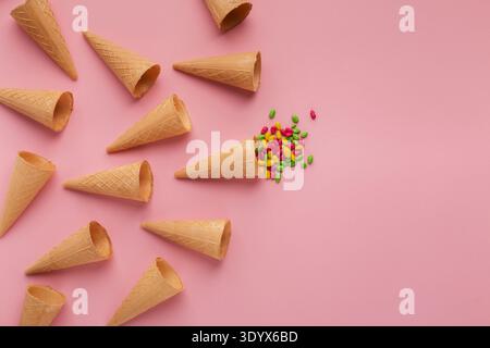 Waffeln und Streuseln auf rosa Oberfläche Stockfoto