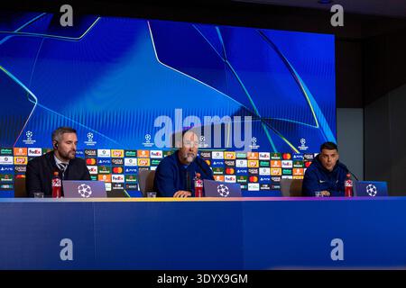 Madrid, Madrid, Spanien. März 2026. Igor Tudor (L), Head Coach von Tottenham Hotspur FC, und Pedro Porro (R) von Tottenham Hotspur FC sind bei der Pressekonferenz vor dem Achtelfinale der UEFA Champions League 2025/26 gegen Atletico de Madrid am 9. März 2026 im Estadio Riyadh Air Metropolitano in Enfield, England, zu sehen. (Kreditbild: © Alberto Gardin/ZUMA Press Wire) NUR REDAKTIONELLE VERWENDUNG! Nicht für kommerzielle ZWECKE! Quelle: ZUMA Press, Inc./Alamy Live News Stockfoto