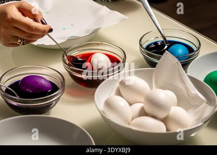 Ostereier Färben. Zubereitung und Sterben von Ostereiern Stockfoto