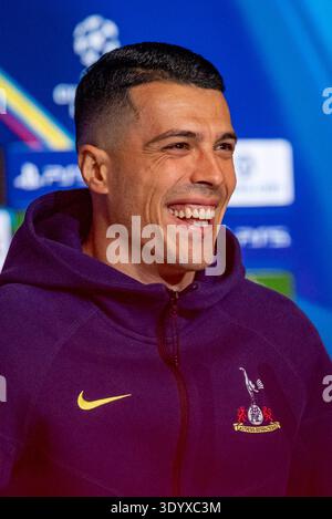 Madrid, Madrid, Spanien. März 2026. Pedro Porro von Tottenham Hotspur FC spricht während der Pressekonferenz vor dem Achtelfinale der UEFA Champions League 2025/26 gegen Atletico de Madrid am 9. März 2026 im Estadio Riyadh Air Metropolitano in Enfield, England. (Kreditbild: © Alberto Gardin/ZUMA Press Wire) NUR REDAKTIONELLE VERWENDUNG! Nicht für kommerzielle ZWECKE! Quelle: ZUMA Press, Inc./Alamy Live News Stockfoto