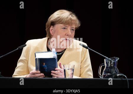 Die ehemalige Bundeskanzlerin Dr. Angela Merkel liest aus ihrem Buch „Freiheit“ in der Lichtburg in Essen vom 9. März 2026. Stockfoto