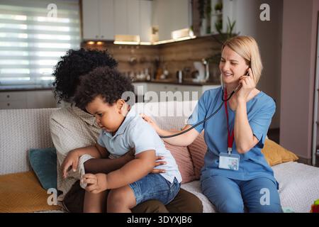 Ein fürsorgender Arzt hört auf familiäre Anliegen zu Stockfoto