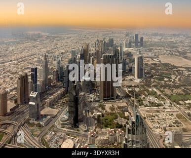 Luftaufnahme des Korridors der Sheikh Zayed Road rund um das Trade Centre/DIFC-Gebiet, Dubai, VAE Stockfoto