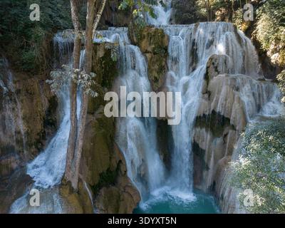 Blick aus der Vogelperspektive auf die herrlichen Kuang Si Wasserfälle, Kuang Si, Luang Prabang Bezirk, Luang Prabang, Asien Stockfoto