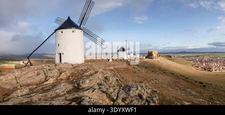 molinos de Consuegra con el castillo de la Muela al fondo, cerro Calderico, Consuegra, Provincia de Toledo, Castilla-La Mancha, Spanien Stockfoto