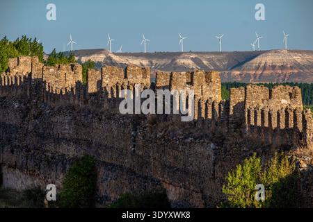 „Alter Zaun“, Mauer aus dem 10. Bis 12. Jahrhundert, Burg aus dem 15. Jahrhundert, Berlanga de Duero, Soria, autonome Gemeinde Castilla y León, Spanien Stockfoto