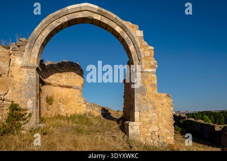 Apsis und Triumphbogen der Kirche San Juan, 12. Jahrhundert, Burg aus dem 15. Jahrhundert, Berlanga de Duero, Soria, autonome Gemeinschaft von Castilla y Le Stockfoto