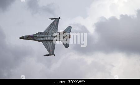 Lockheed Martin F-16C Kampffalke des Polnischen Air Force Tiger Demo Teams bei den 6 Eskadra Lotnictwa Taktycznego beim Royal International Air Tattoo Stockfoto